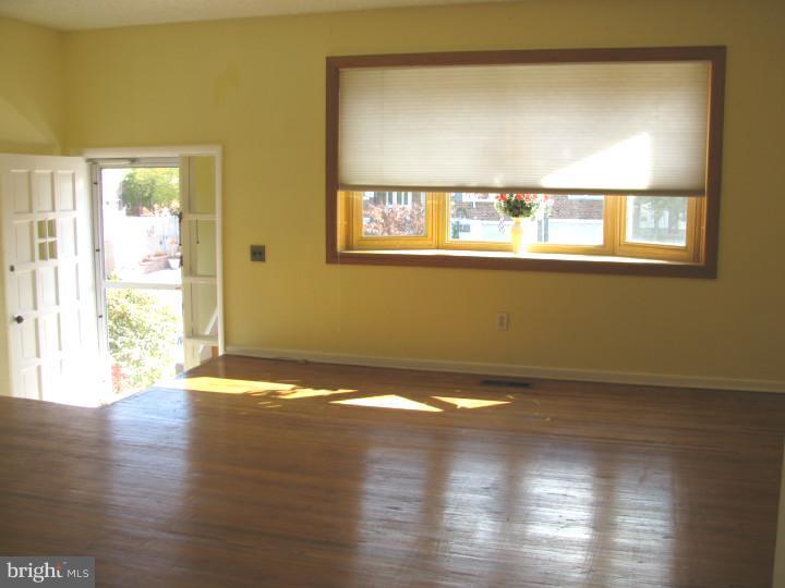 12462 Balston Road Philadelphia, PA 19154 - Photo 2 of 22 Living Room