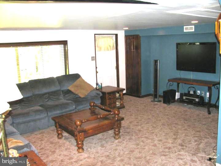 12462 Balston Road Philadelphia, PA 19154 - Photo 15 of 22 Family Room
