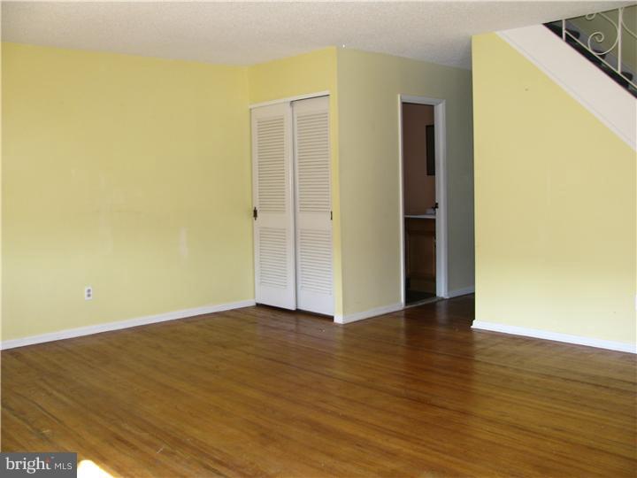 12462 Balston Road Philadelphia, PA 19154 - Photo 3 of 22 Living Room