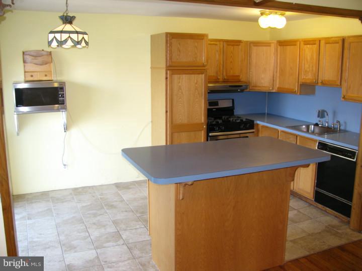 12462 Balston Road Philadelphia, PA 19154 - Photo 5 of 22 Kitchen