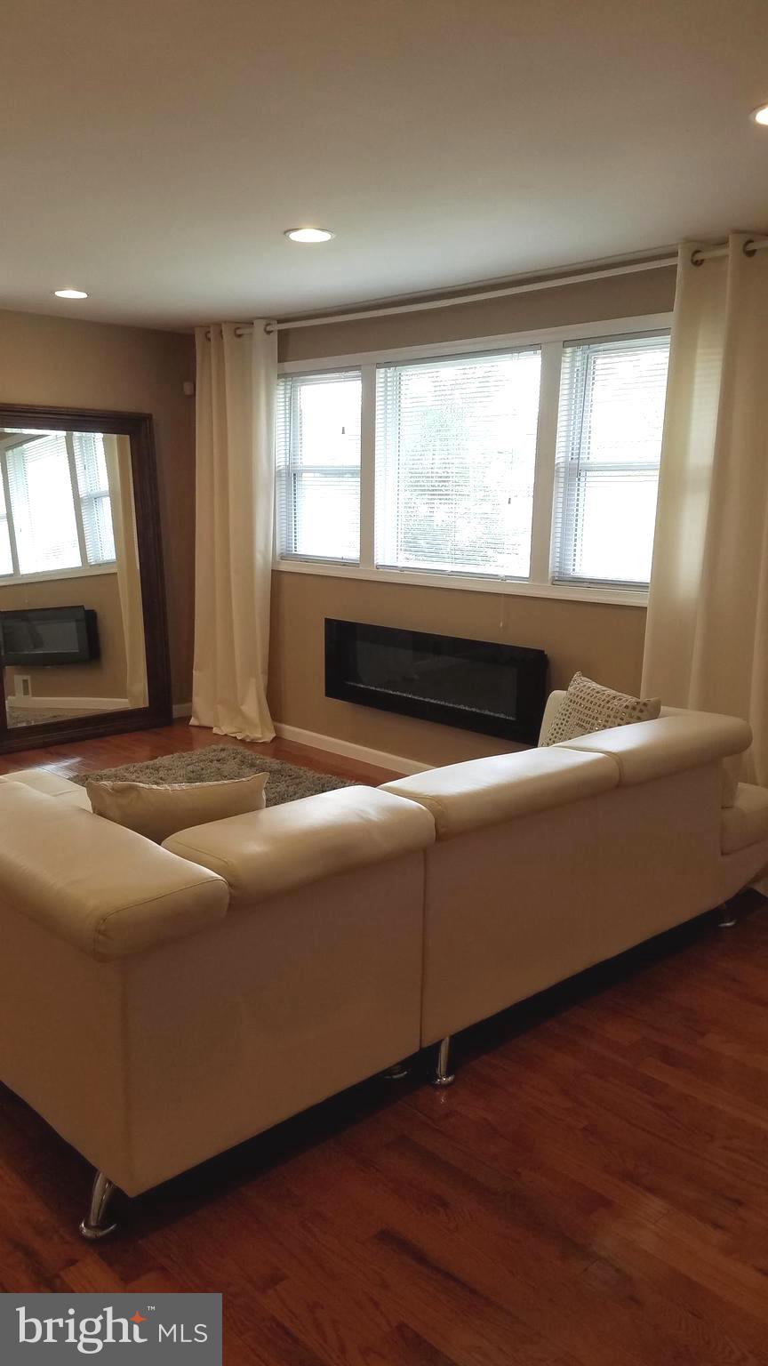 3163 Jeffland Road Baltimore, MD 21244 - Photo 3 of 25 Living Room w/ plenty of natural light