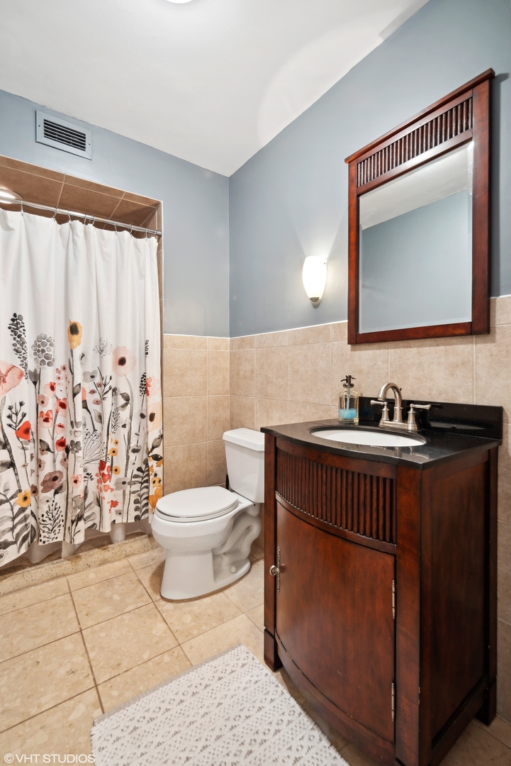6007 North Sheridan Road, Unit 31F Chicago, IL 60660 - Photo 13 of 43 a bathroom with a toilet sink and mirror
