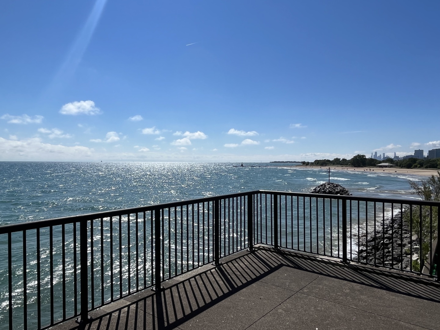 6007 North Sheridan Road, Unit 31F Chicago, IL 60660 - Photo 25 of 43 a balcony with wooden floor and fence