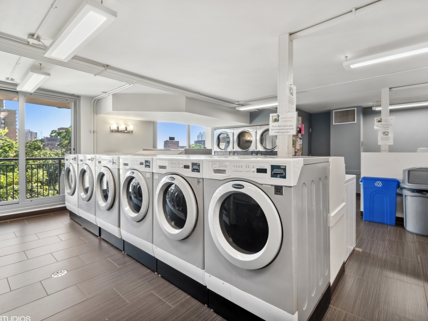 6007 North Sheridan Road, Unit 31F Chicago, IL 60660 - Photo 31 of 43 a utility room with dryer and washer
