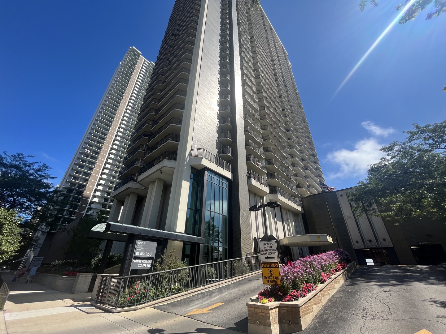 6007 North Sheridan Road, Unit 31F Chicago, IL 60660 - Photo 36 of 43 a view of a large building