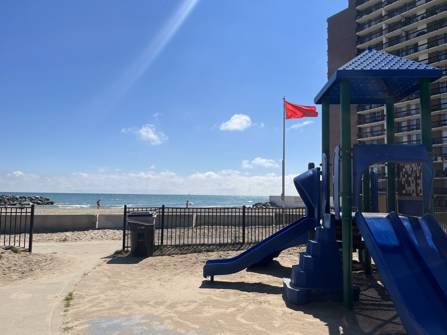 6007 North Sheridan Road, Unit 31F Chicago, IL 60660 - Photo 39 of 43 a view of a terrace with chairs