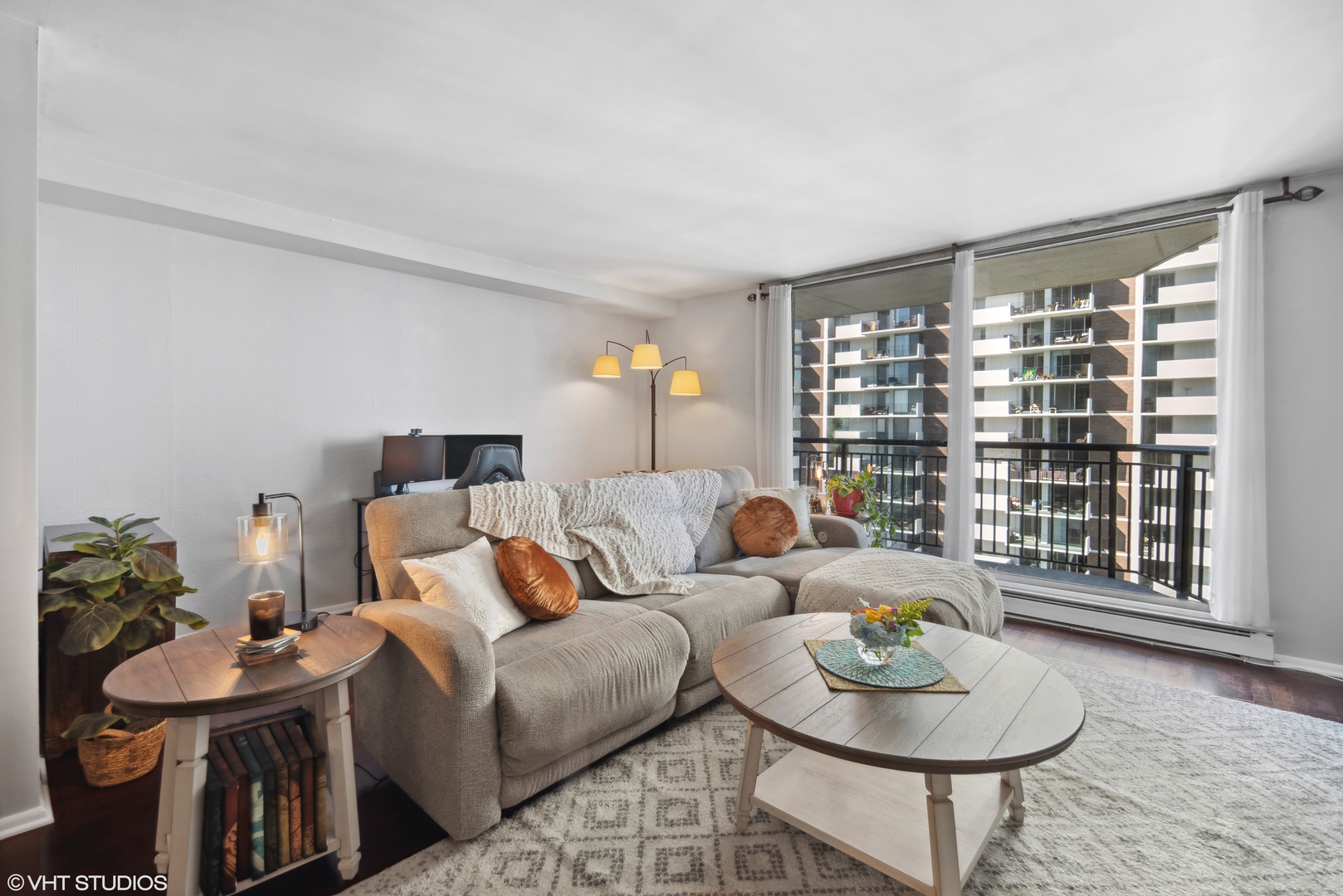 6007 North Sheridan Road, Unit 31F Chicago, IL 60660 - Photo 4 of 43 a living room with furniture and a potted plant