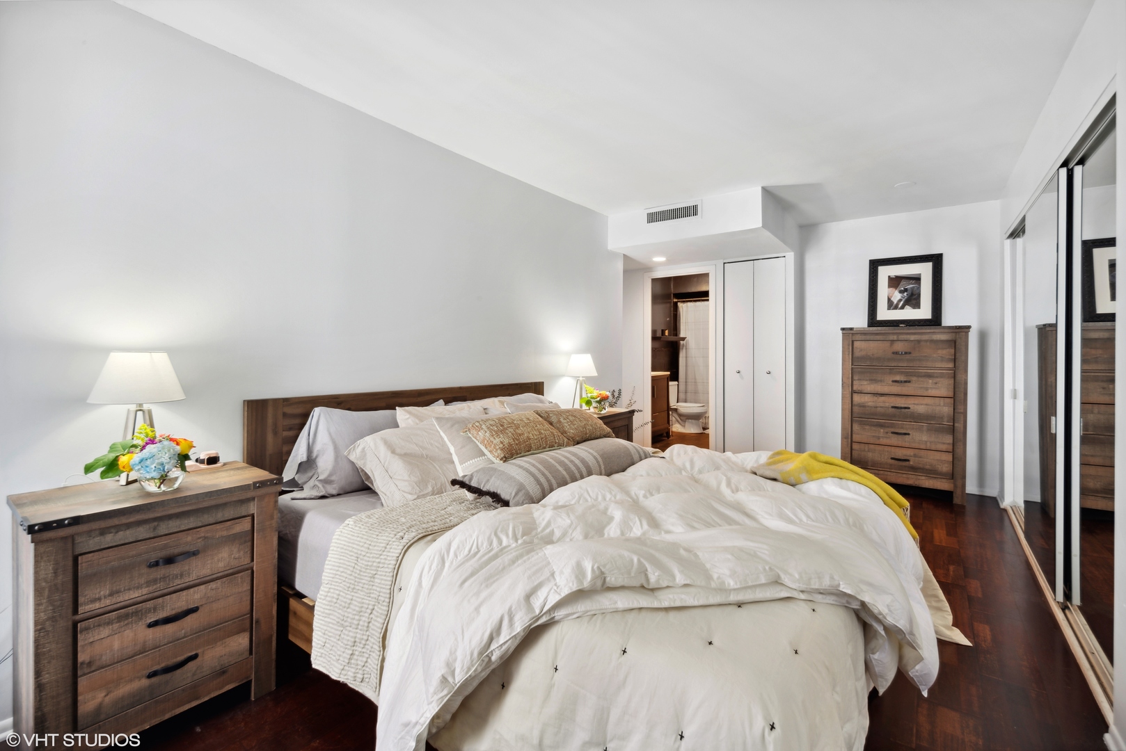 6007 North Sheridan Road, Unit 31F Chicago, IL 60660 - Photo 9 of 43 a bedroom with a bed and dresser