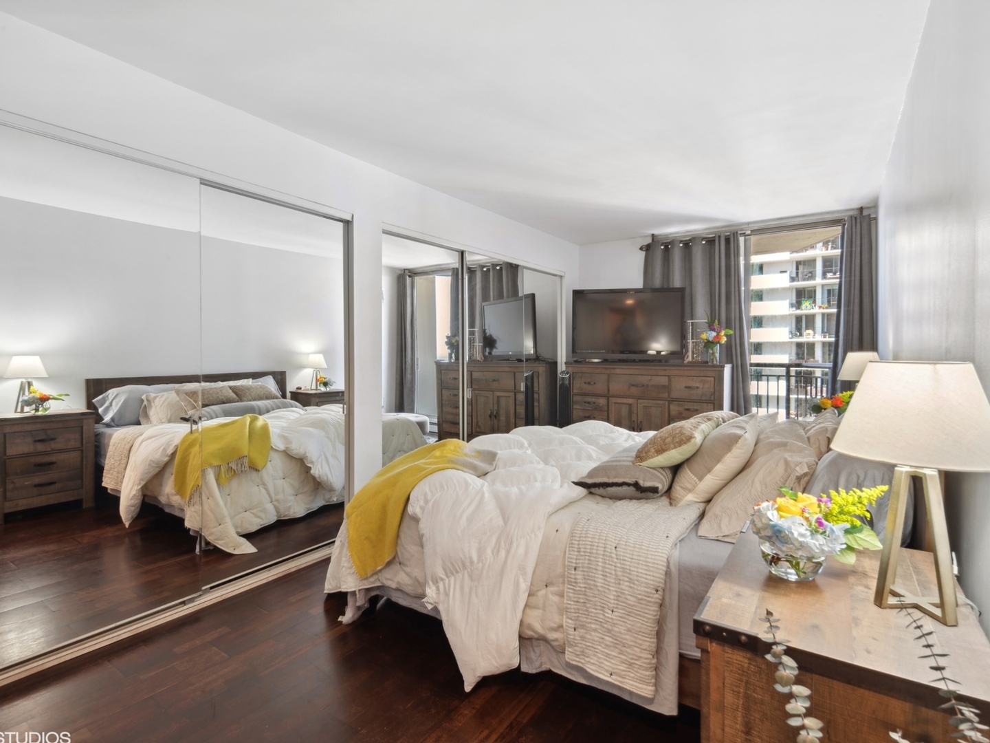 6007 North Sheridan Road, Unit 31F Chicago, IL 60660 - Photo 10 of 43 a bedroom with a bed and lamp