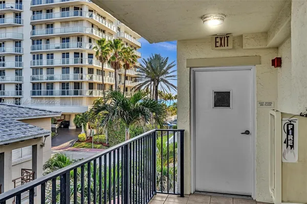 $3,500 | 8900 Collins Avenue, Unit 304, Surfside, FL 33154