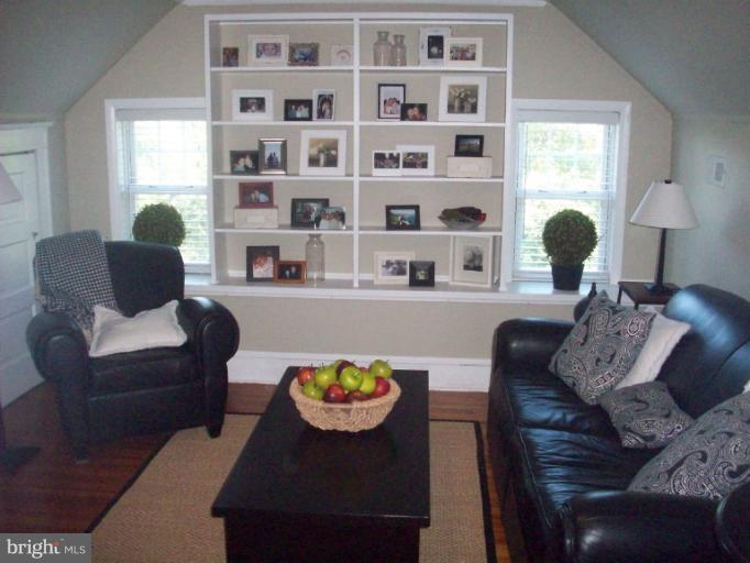 232 Ridgeway Road Catonsville, MD 21228 - Photo 8 of 30 a living room with furniture and a rug