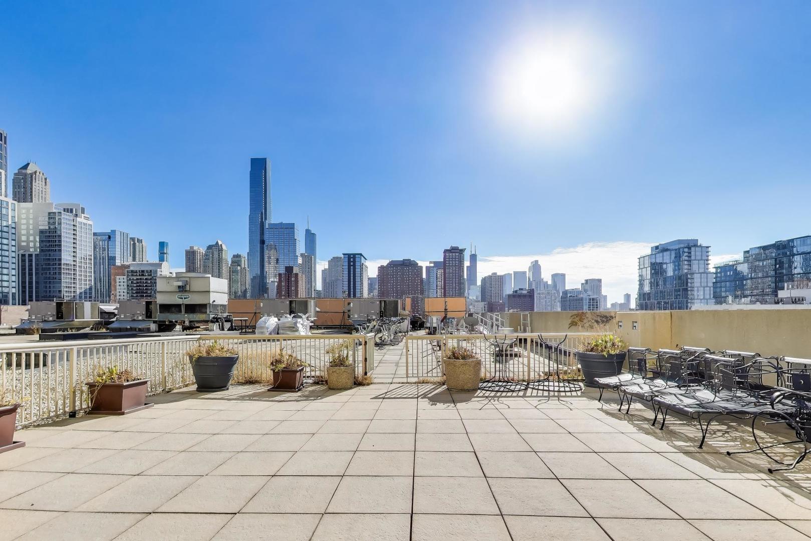 111 West Maple Street, Unit 1503 Chicago, IL 60610 - Photo 36 of 39 a view of a terrace
