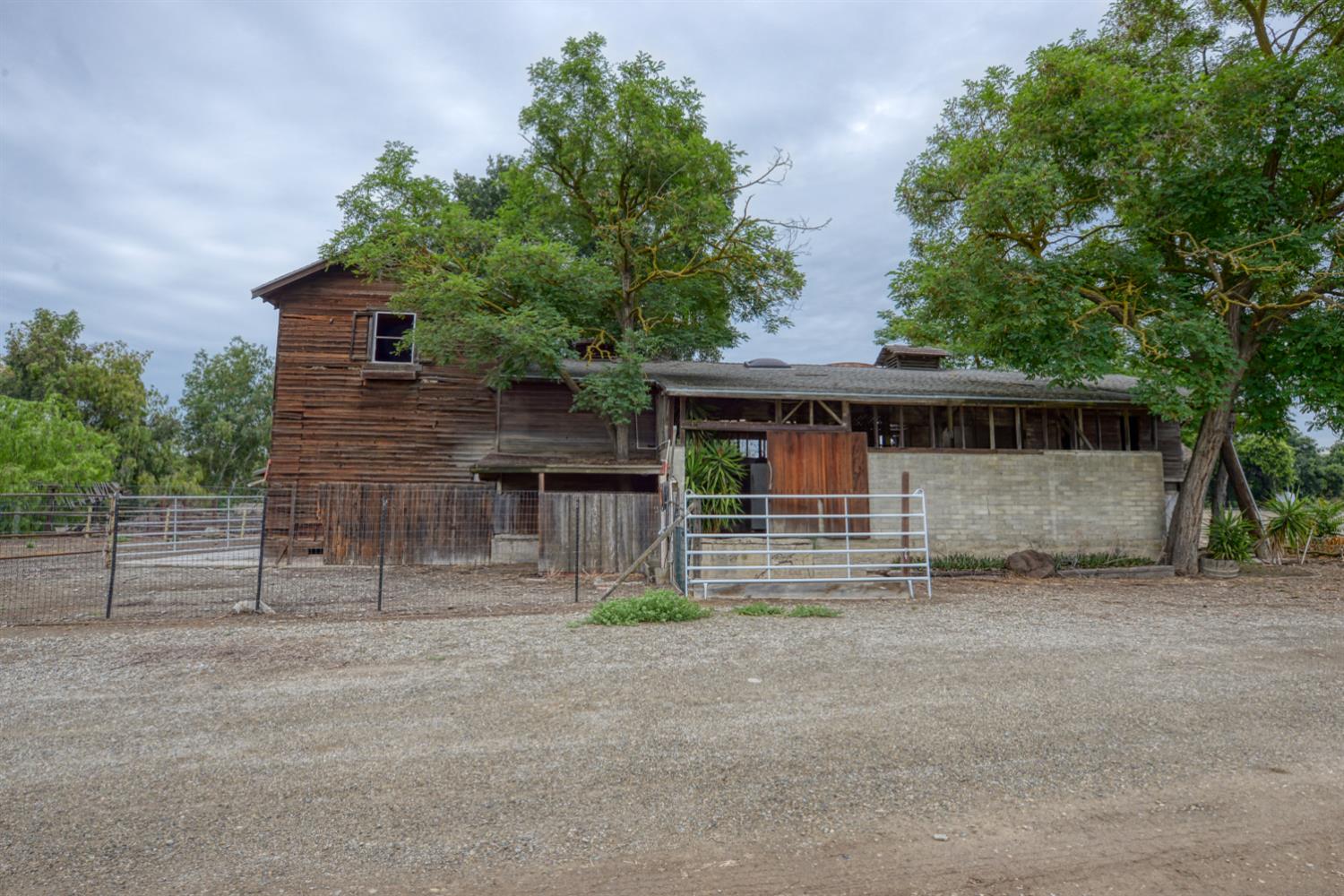 2931 East Marshall Road Patterson, CA 95363 - Photo 37 of 54 Barn, horse stall, and arena