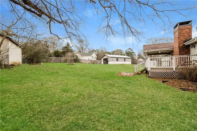 a view of a yard in front of house