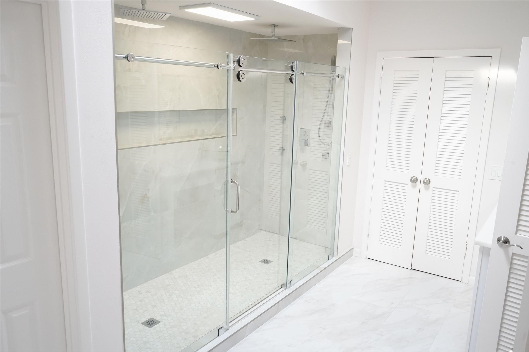 1111 Potomac Drive, Unit B Houston, TX 77057 - Photo 14 of 22 a bathroom with a glass shower door