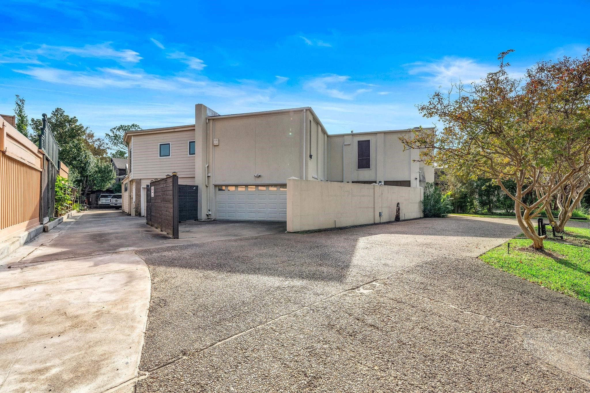 1111 Potomac Drive, Unit B Houston, TX 77057 - Photo 21 of 22 a view of a house with backyard and trees