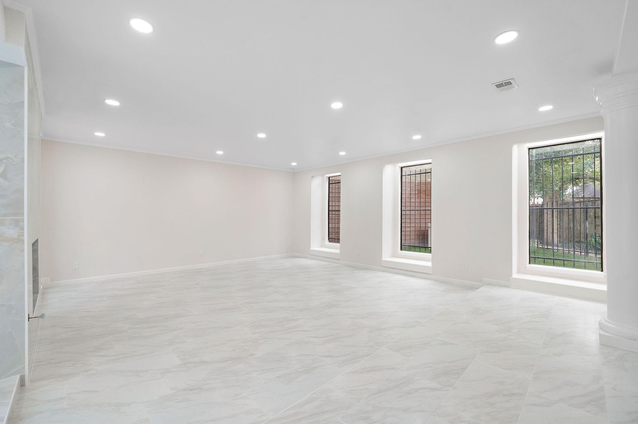 1111 Potomac Drive, Unit B Houston, TX 77057 - Photo 8 of 22 a view of an empty room with a window