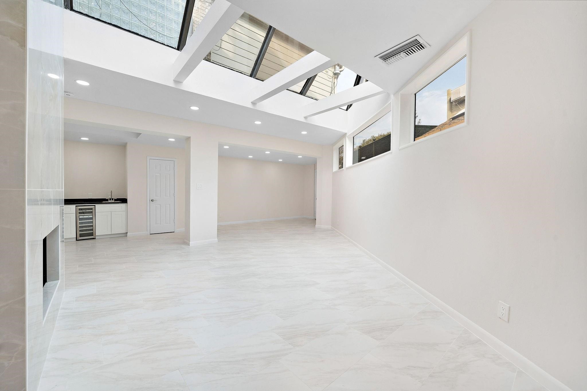 1111 Potomac Drive, Unit B Houston, TX 77057 - Photo 9 of 22 an entryway in a hall with a large window