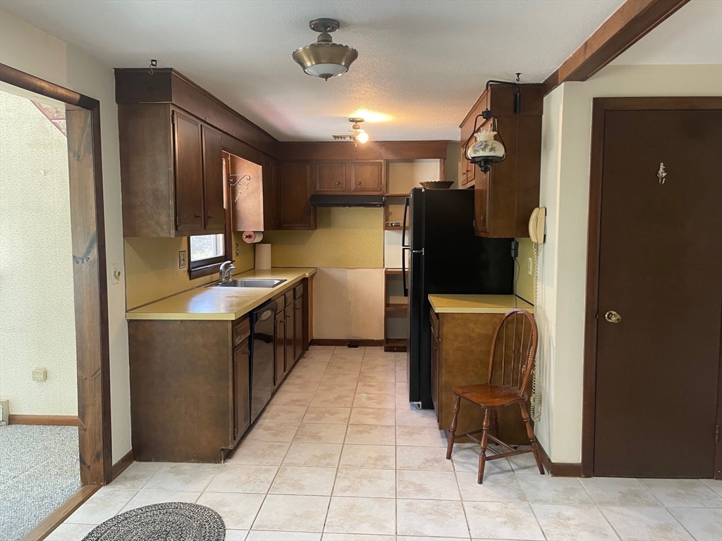 25 Piper Cross Road West Springfield, MA 01089 - Photo 9 of 20