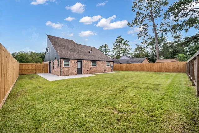 a view of a house with backyard and porch