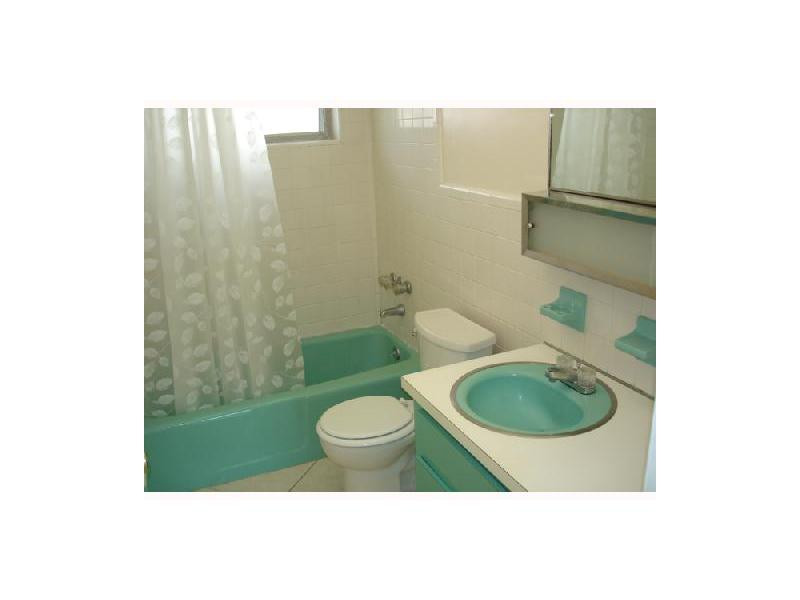 1900 Northeast 27th Court Lighthouse Point, FL 33064 - Photo 13 of 15 Bathroom