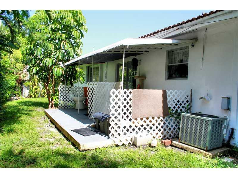 1900 Northeast 27th Court Lighthouse Point, FL 33064 - Photo 14 of 15 Patio/Deck