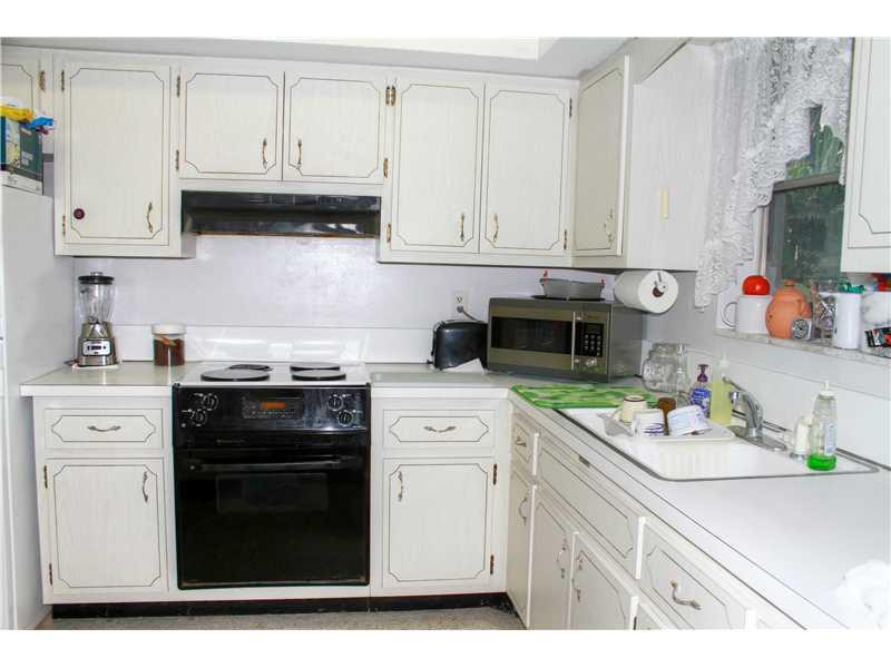 1900 Northeast 27th Court Lighthouse Point, FL 33064 - Photo 3 of 15 Kitchen