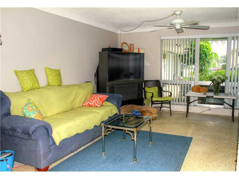 1900 Northeast 27th Court Lighthouse Point, FL 33064 - Photo 4 of 15 Living Room