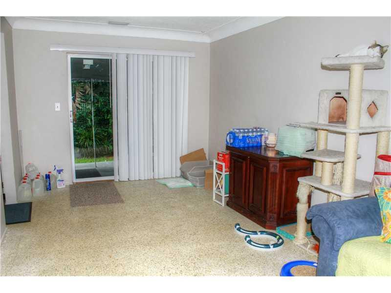 1900 Northeast 27th Court Lighthouse Point, FL 33064 - Photo 5 of 15 Living Room