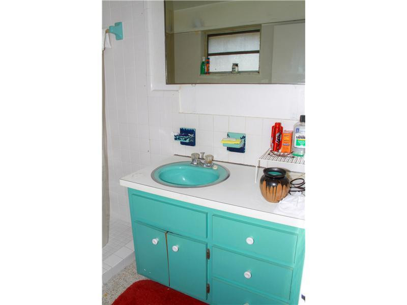 1900 Northeast 27th Court Lighthouse Point, FL 33064 - Photo 7 of 15 Bathroom