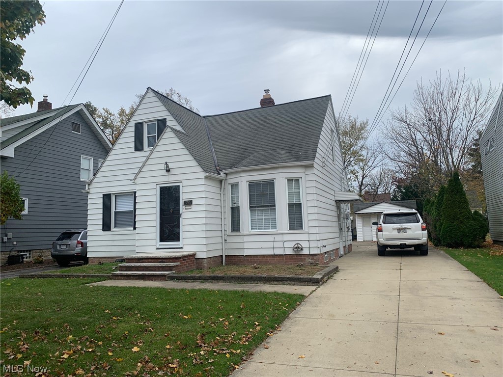 View of front facade featuring a front yard