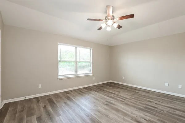 $2,140 | 5111 Gulf Stream Lane, Bacliff, TX 77518