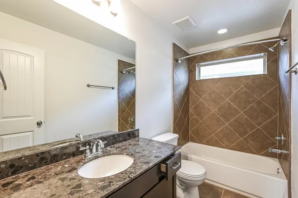 $2,140 | 5111 Gulf Stream Lane, Bacliff, TX 77518