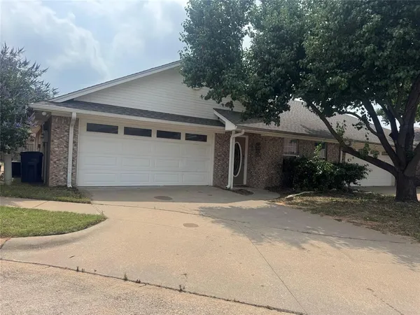 $1,600 | 1010 Teresa Court, Granbury, TX 76048