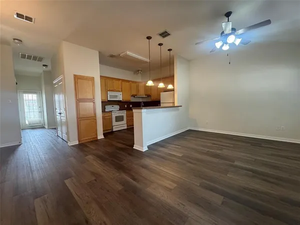 $1,600 | 1010 Teresa Court, Granbury, TX 76048