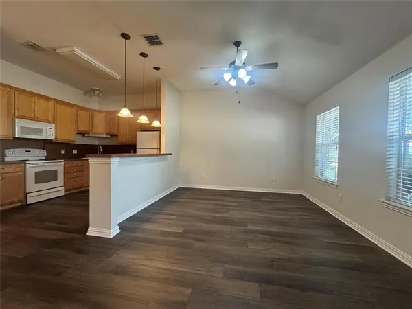 $1,600 | 1010 Teresa Court, Granbury, TX 76048