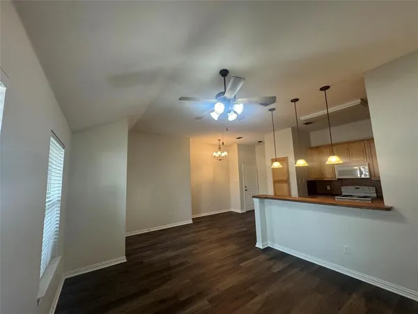 $1,600 | 1010 Teresa Court, Granbury, TX 76048