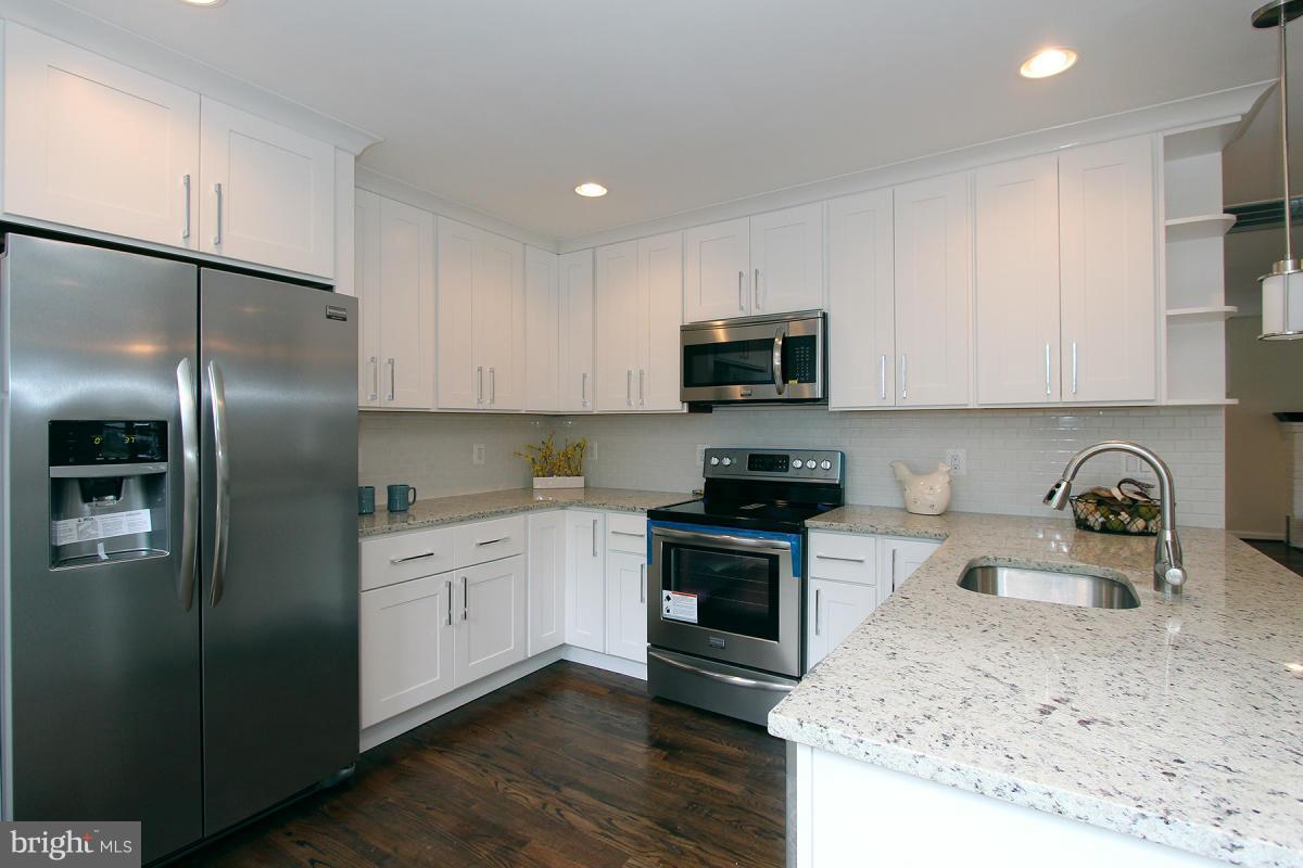 208 Glen Road Pasadena, MD 21122 - Photo 2 of 29 Kitchen