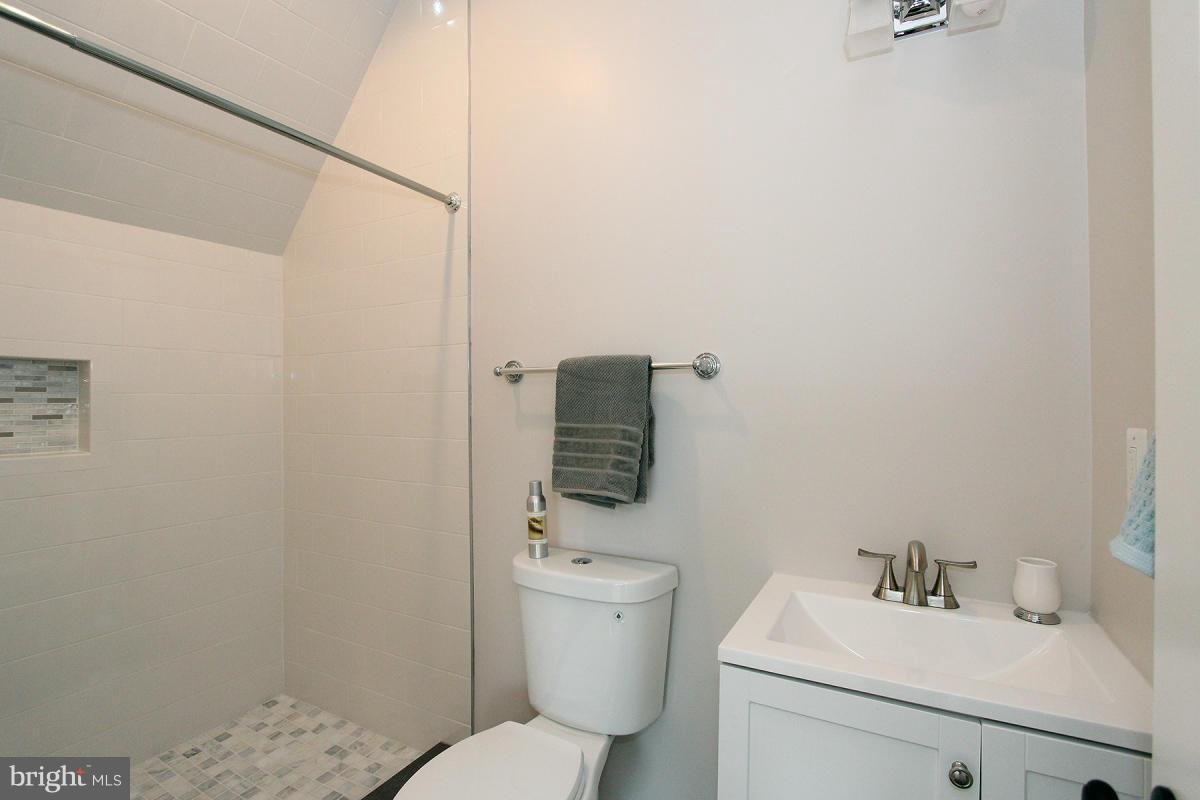 208 Glen Road Pasadena, MD 21122 - Photo 27 of 29 Bath