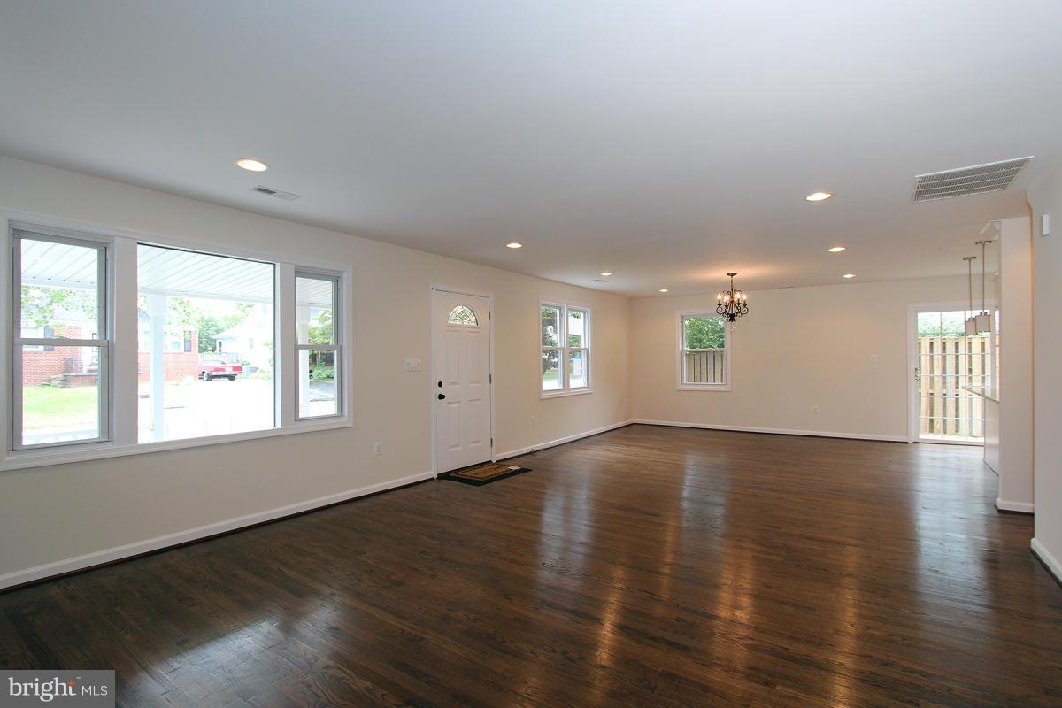 208 Glen Road Pasadena, MD 21122 - Photo 6 of 29 Living Room