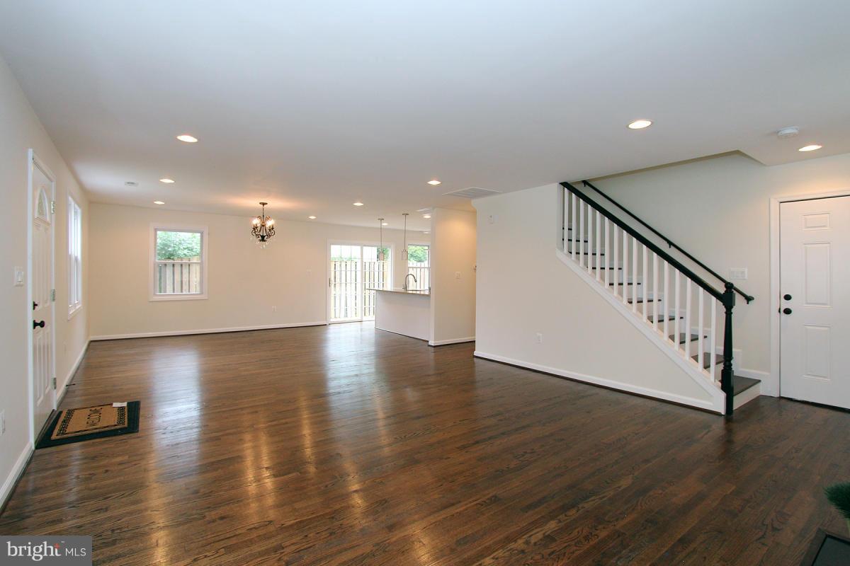 208 Glen Road Pasadena, MD 21122 - Photo 7 of 29 Living Room