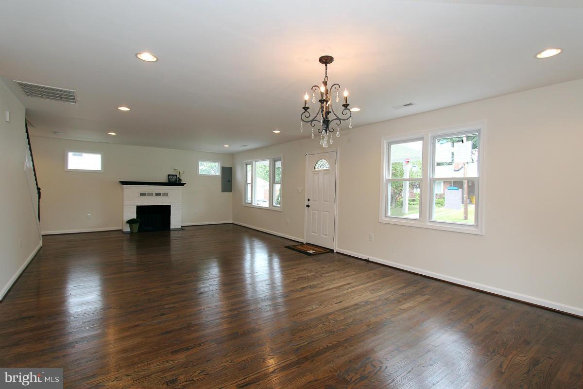 208 Glen Road Pasadena, MD 21122 - Photo 8 of 29 Dining Room