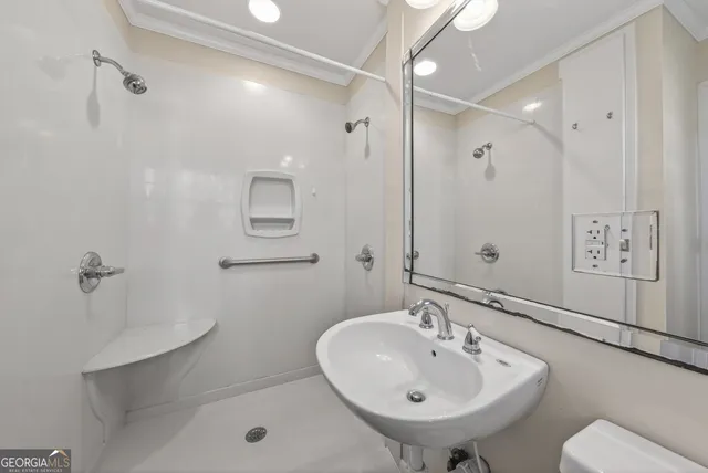 a view of empty room with window