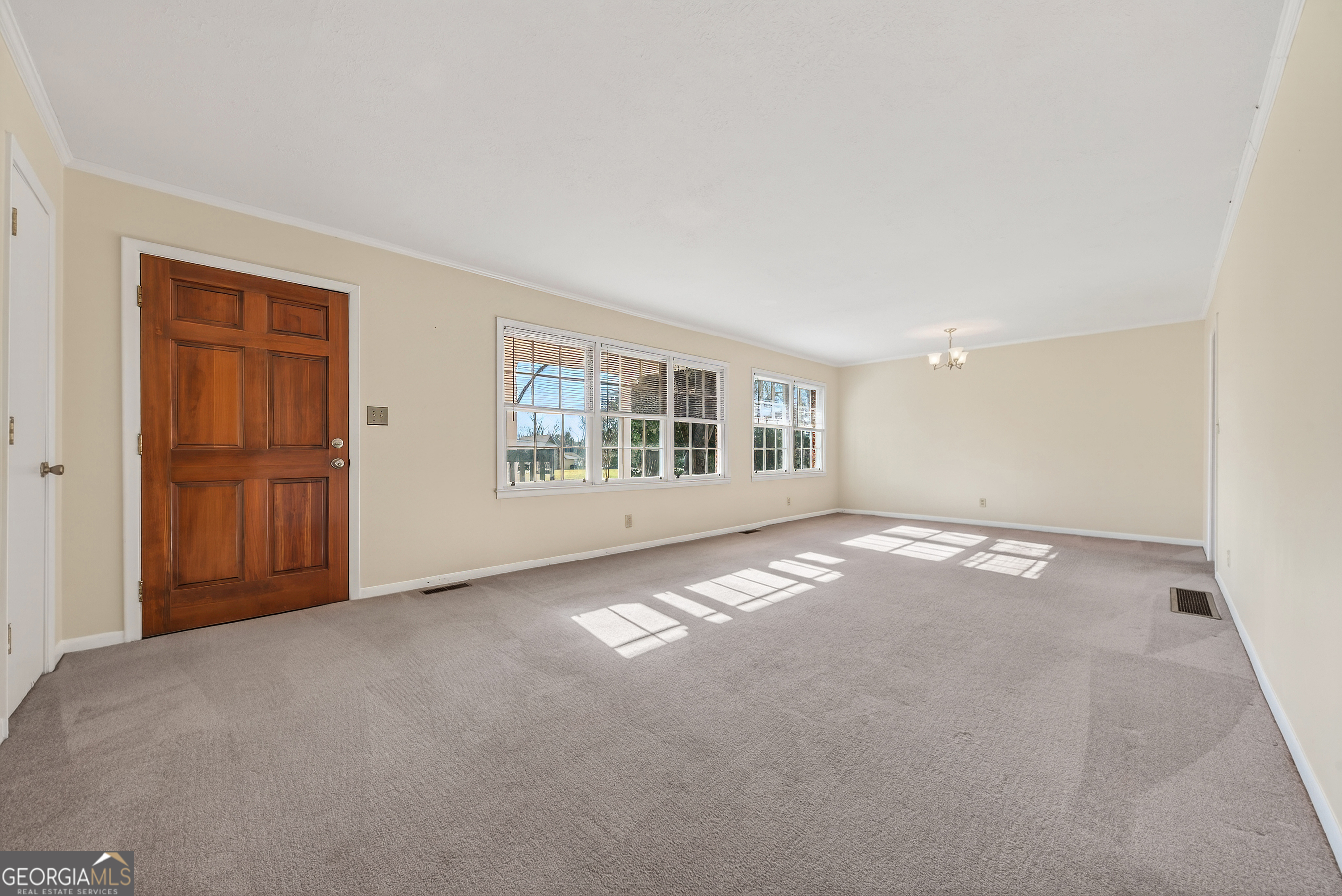 741 East Avenue Madison, GA 30650 - Photo 29 of 40 an empty room with windows