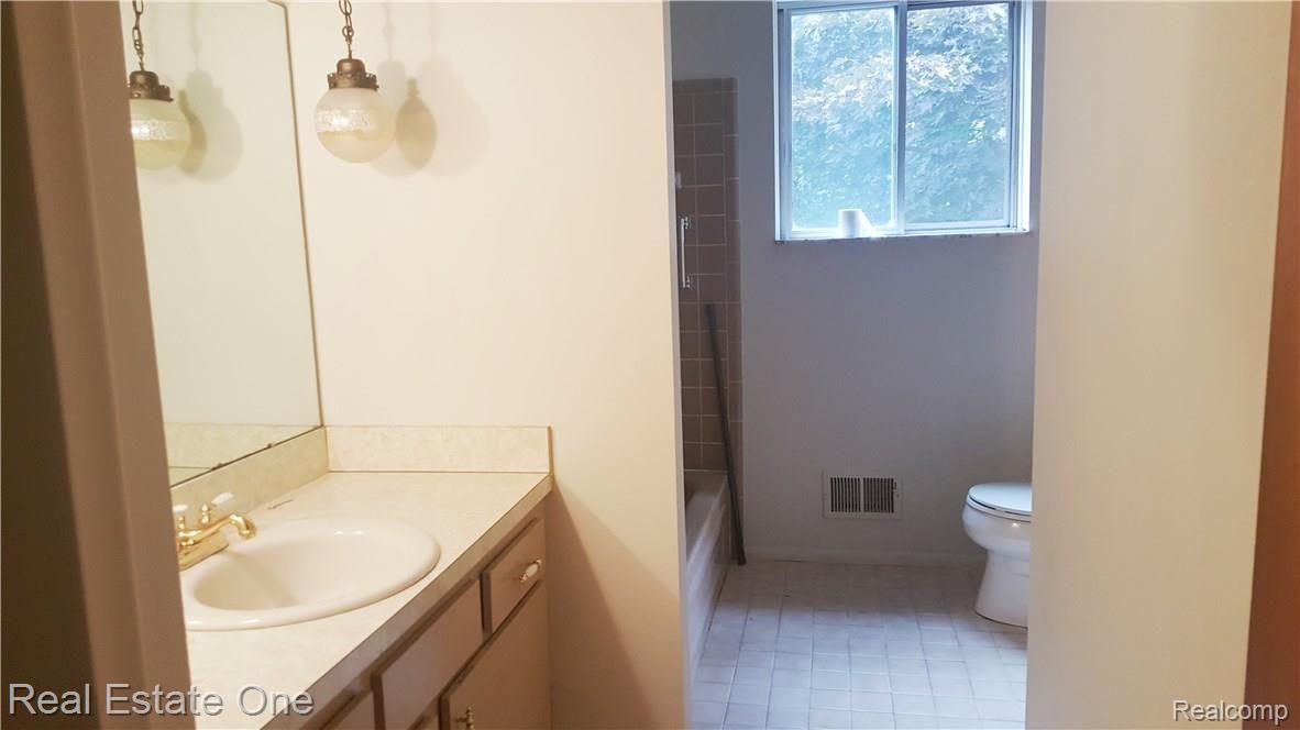 3294 Willet Avenue Rochester, MI 48309 - Photo 6 of 12 20160922_165520.jpg