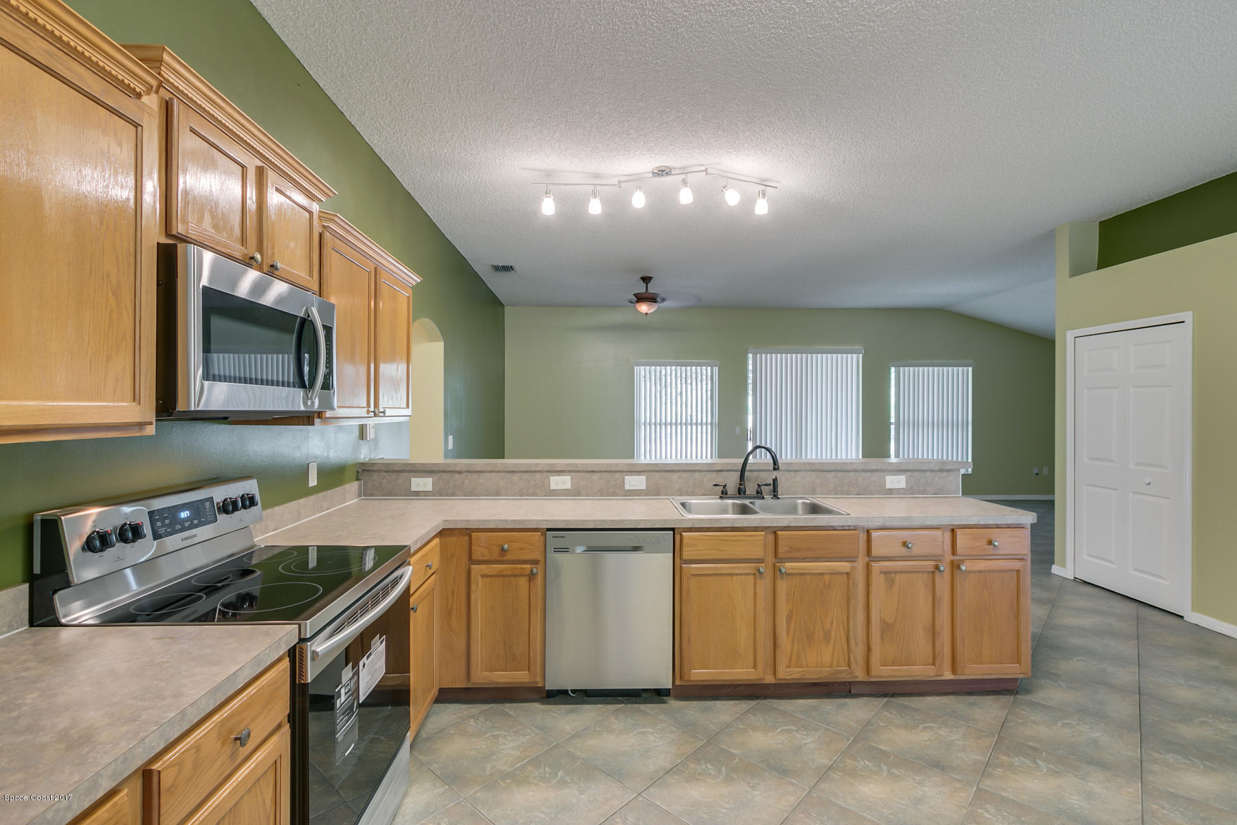 2992 Tishman Road Southeast Palm Bay, FL 32909 - Photo 11 of 28 Kitchen