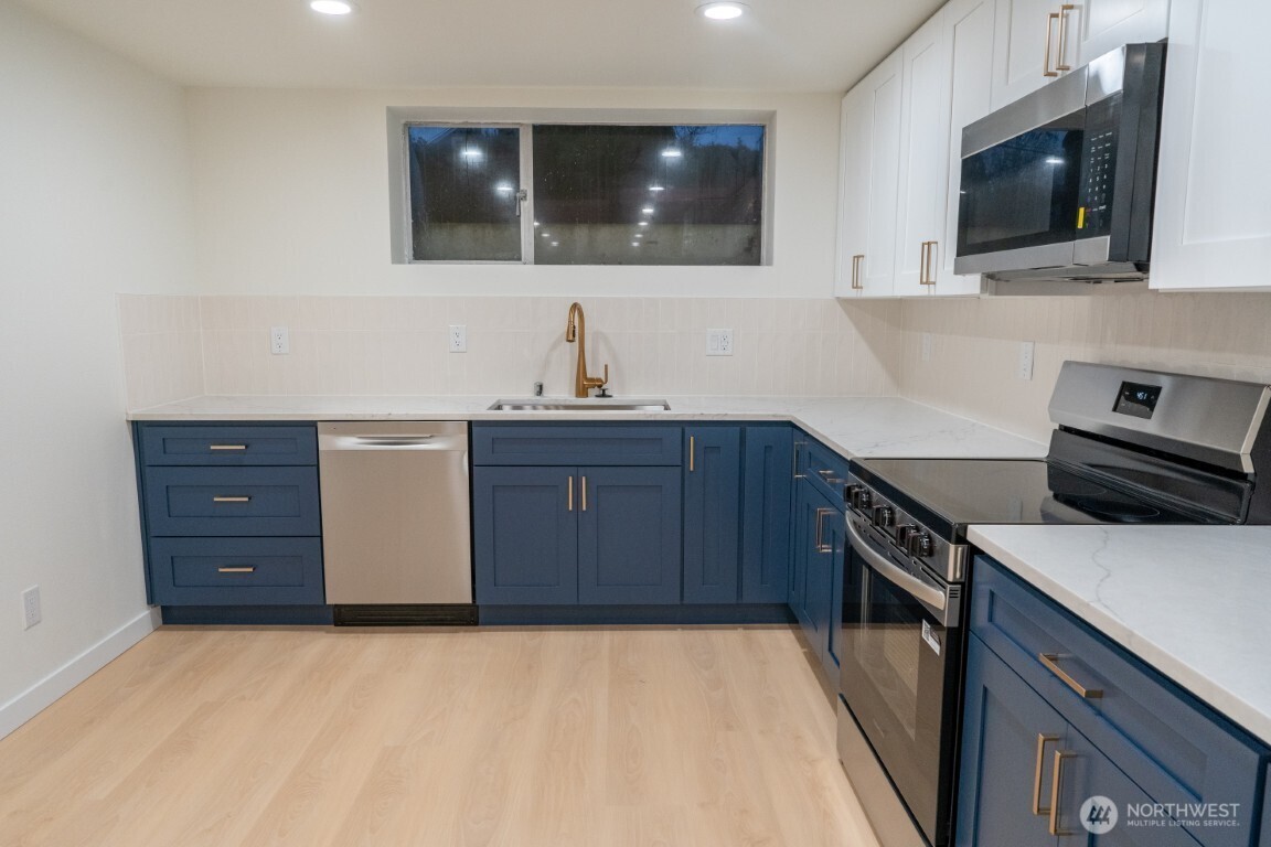 4015 Southwest Thistle Street, Unit B Seattle, WA 98136 - Photo 11 of 28