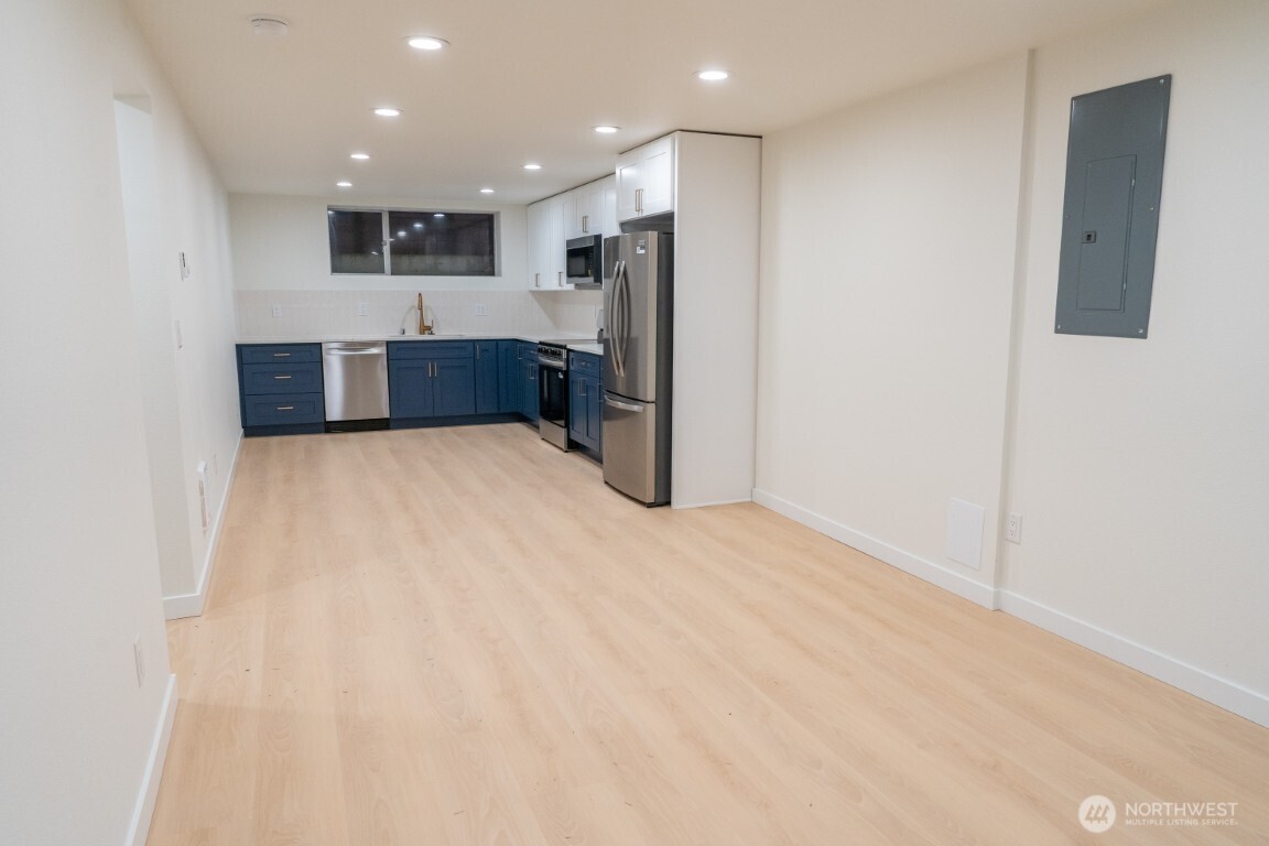 4015 Southwest Thistle Street, Unit B Seattle, WA 98136 - Photo 4 of 28