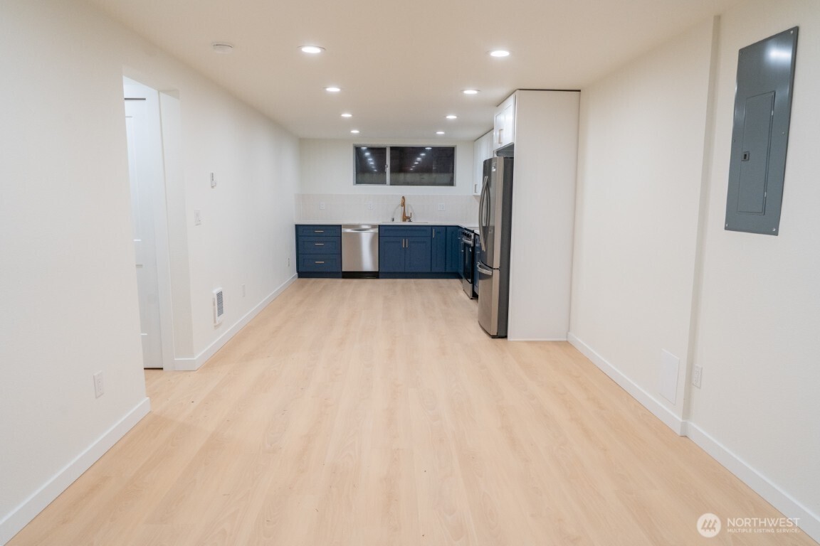 4015 Southwest Thistle Street, Unit B Seattle, WA 98136 - Photo 5 of 28