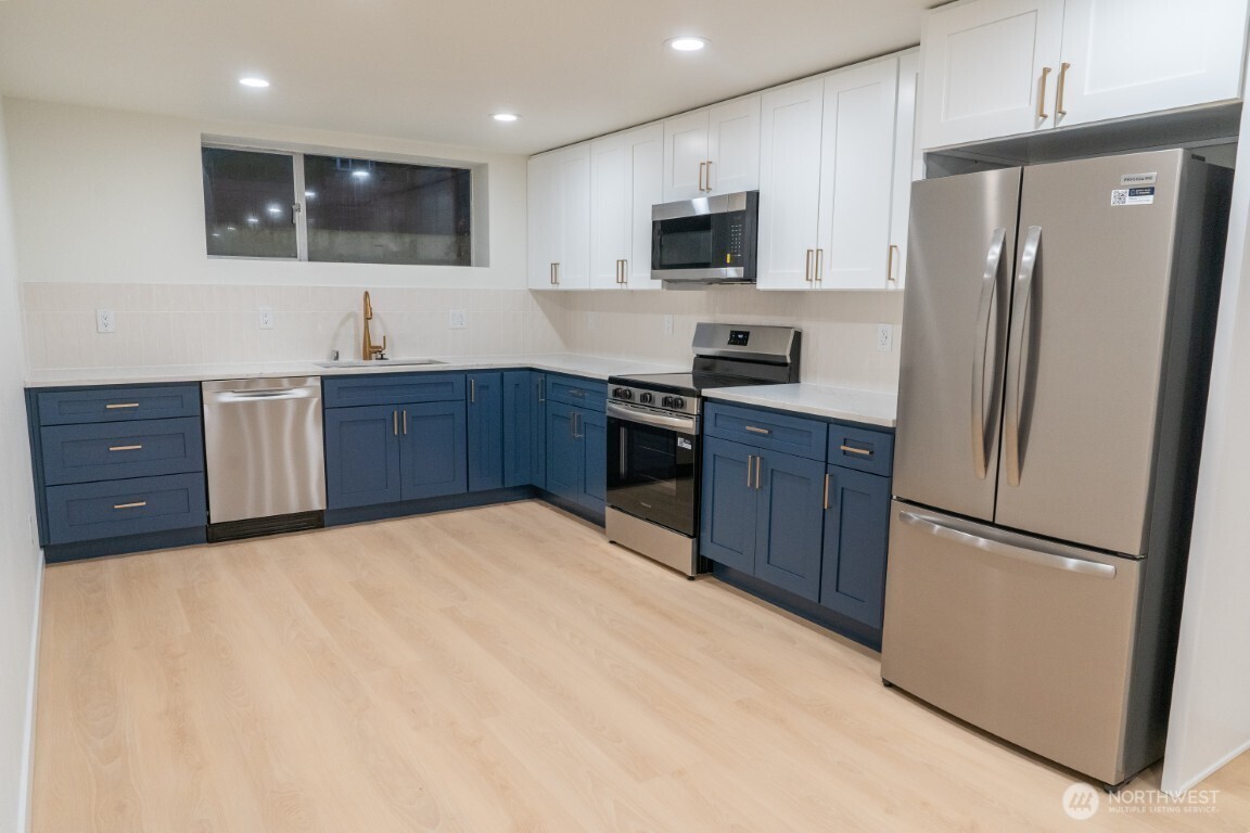 4015 Southwest Thistle Street, Unit B Seattle, WA 98136 - Photo 7 of 28